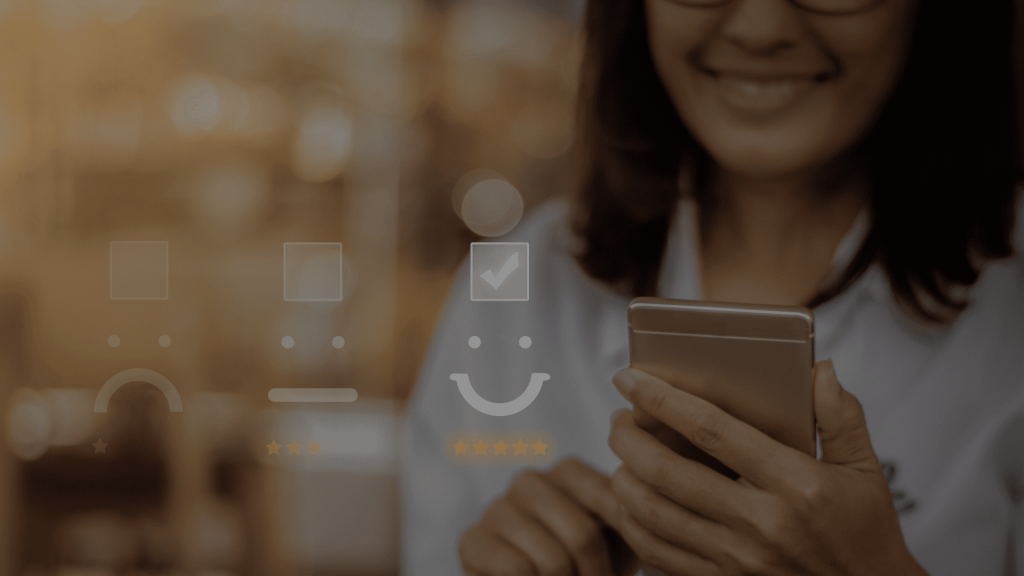 Девушка оставляет положительный отзыв