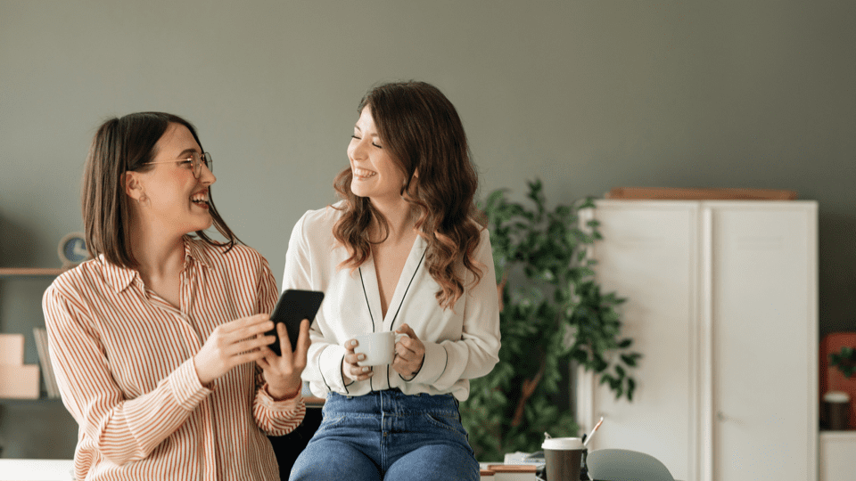 Девушка дает рекомендацию своей подруге