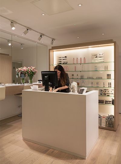 Вітрина косметики за стійкою адміністратора