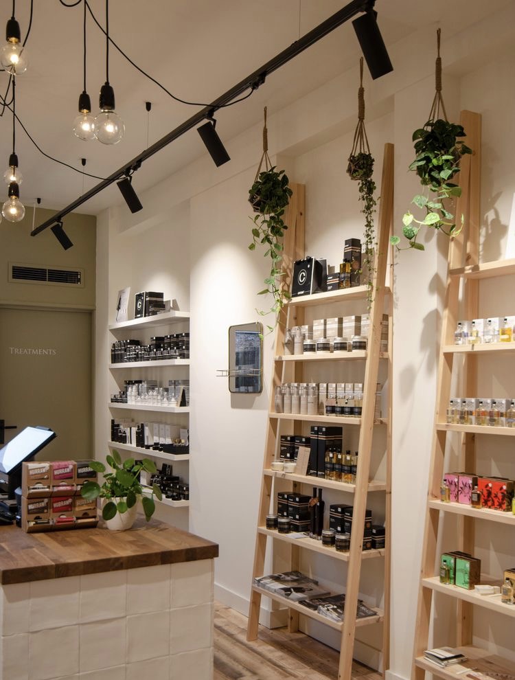 Стійка з косметикою біля адміністратора