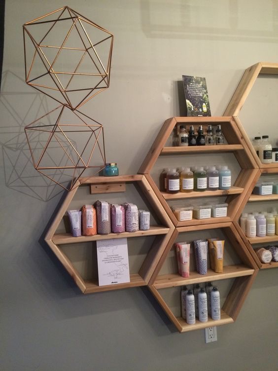 Гарна вітрина для косметики