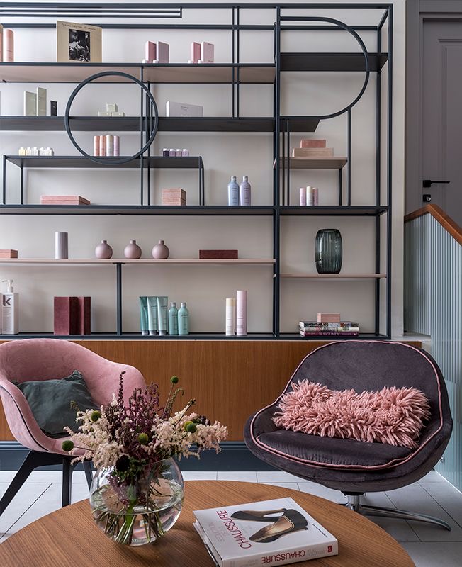 Вітрина косметики за зоною відпочинку