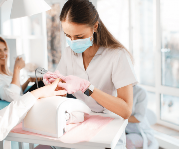 Майстер робить манікюр