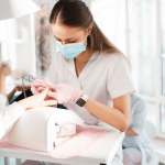 Майстер робить манікюр