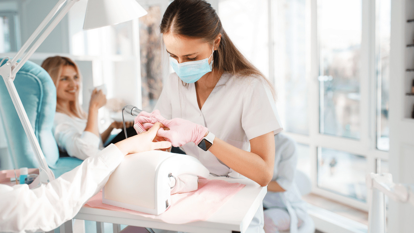 Майстер робить манікюр