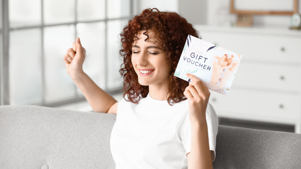 Девушка с подарочным сертификатом