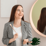 Дівчина з кісточкою в руках