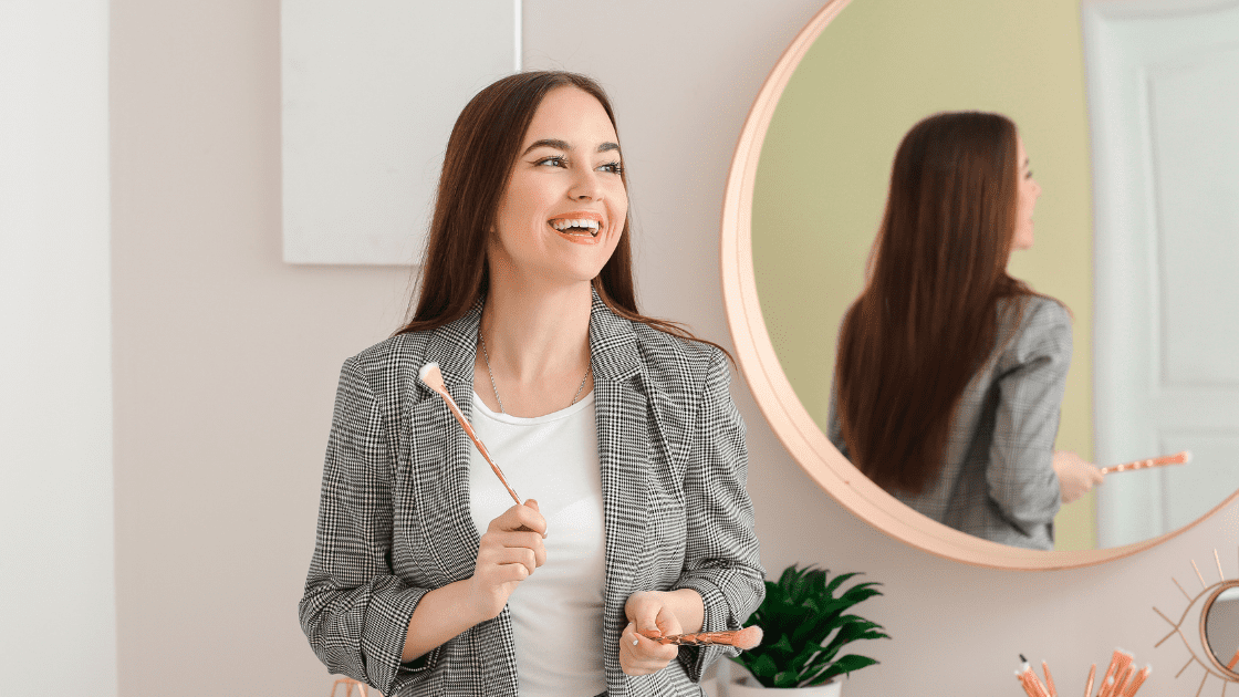 Дівчина з кісточкою в руках