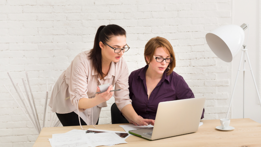 Руководитель и сотрудница