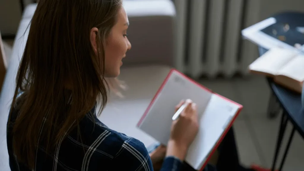 Дівчина робить записи