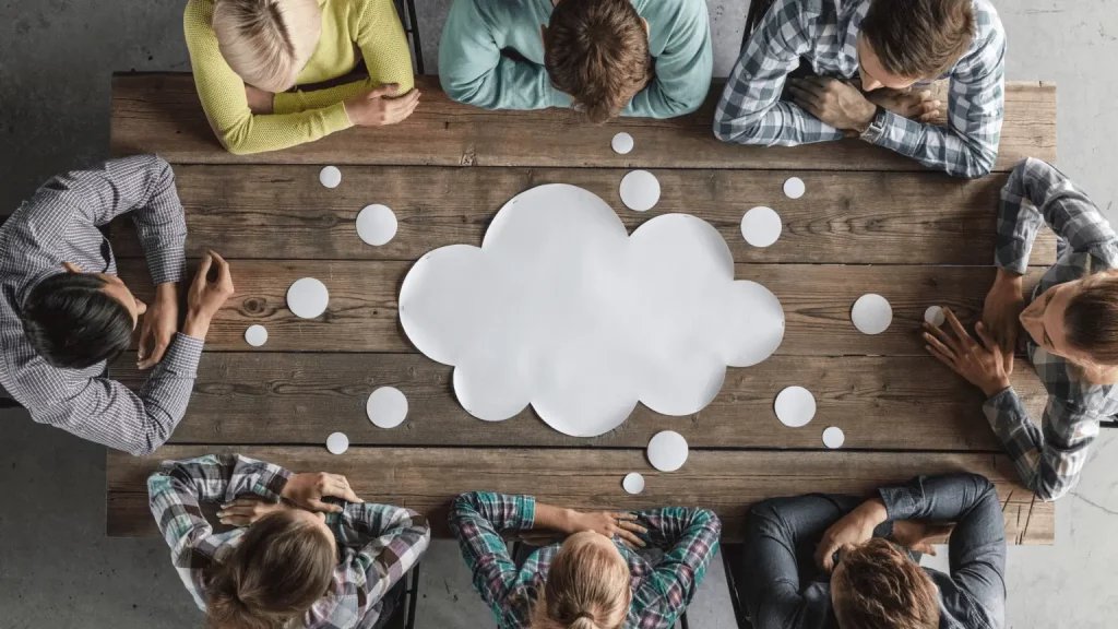 Команда сотрудников проводит штурм