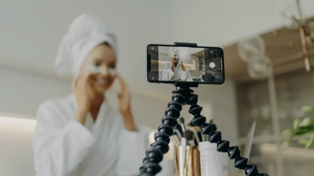 Дівчина знімає б'юті відео-уроки