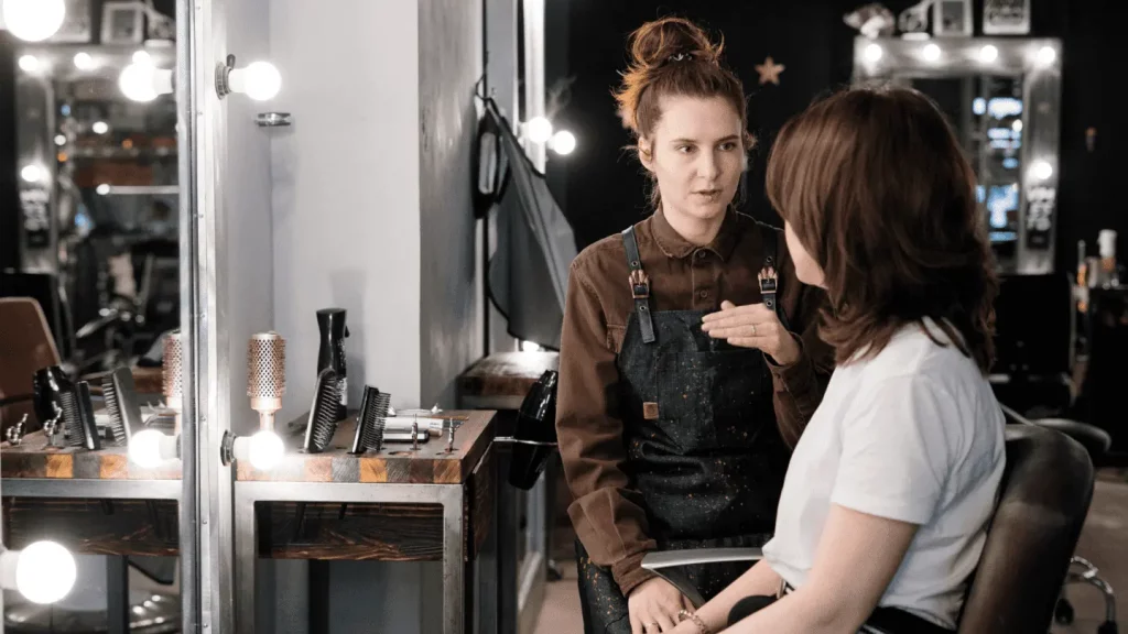 мастер и клиент разговаривают