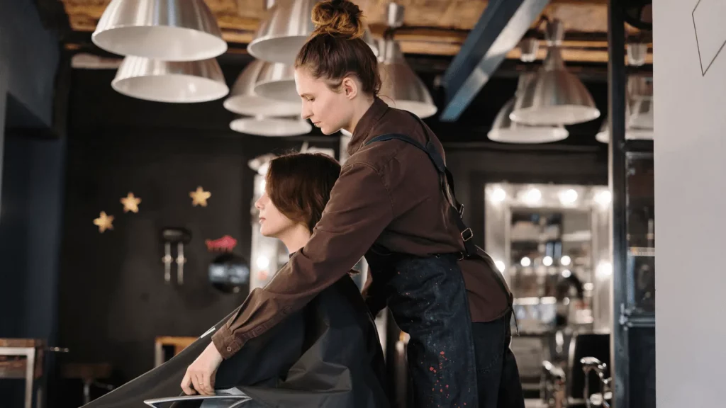 Майстер і клієнт в салоні