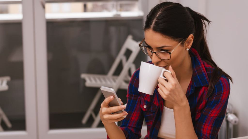 Девушка с телефоном