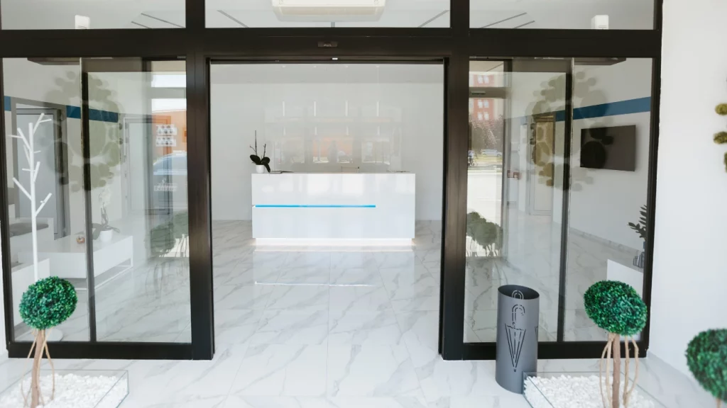 Стойка администратора при входе в салон красоты