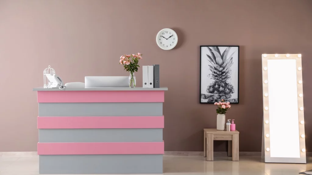 Ресепшен салона красоты в серо-розовых тонах