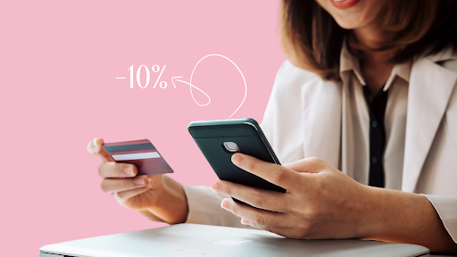 дівчина сплачує за послугу зі знижкою 10% банківською картою