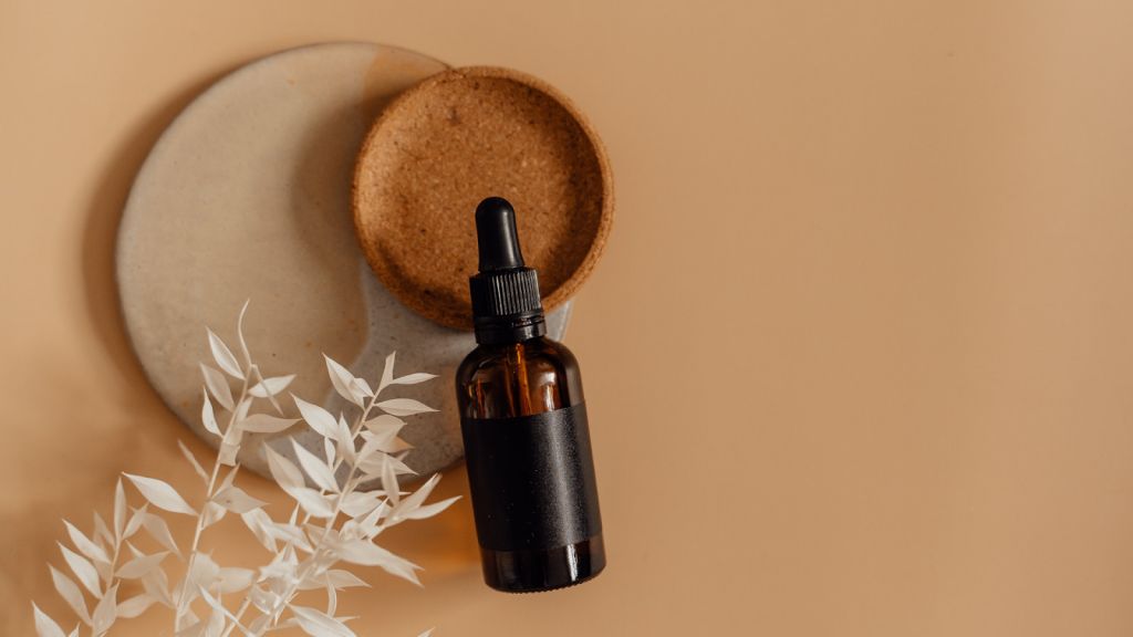 флакончик з доглядовою косметикою