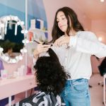 перукар робить укладку клієнту