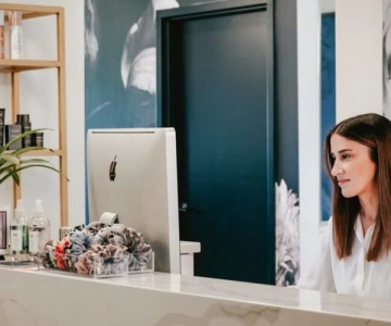 адміністратор салону краси за екраном комп'ютера