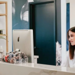 адміністратор салону краси за екраном комп'ютера