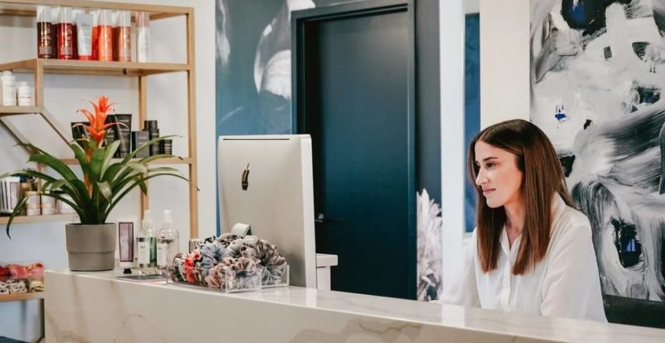 адміністратор салону краси за екраном комп'ютера