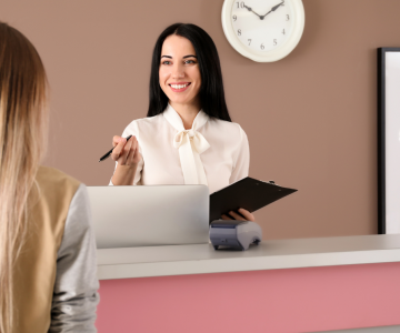 адміністратор вітає клієнта