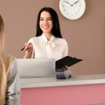 адміністратор вітає клієнта