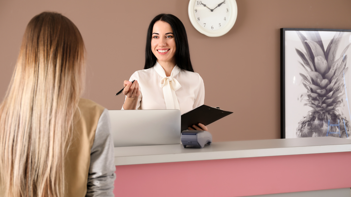 адміністратор вітає клієнта