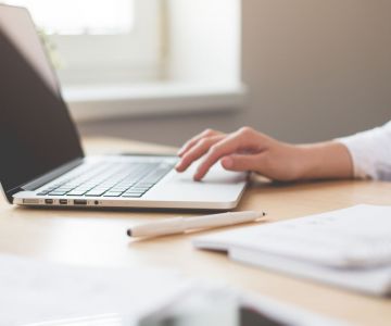 девушка проверяет отчетность за ноутбуком