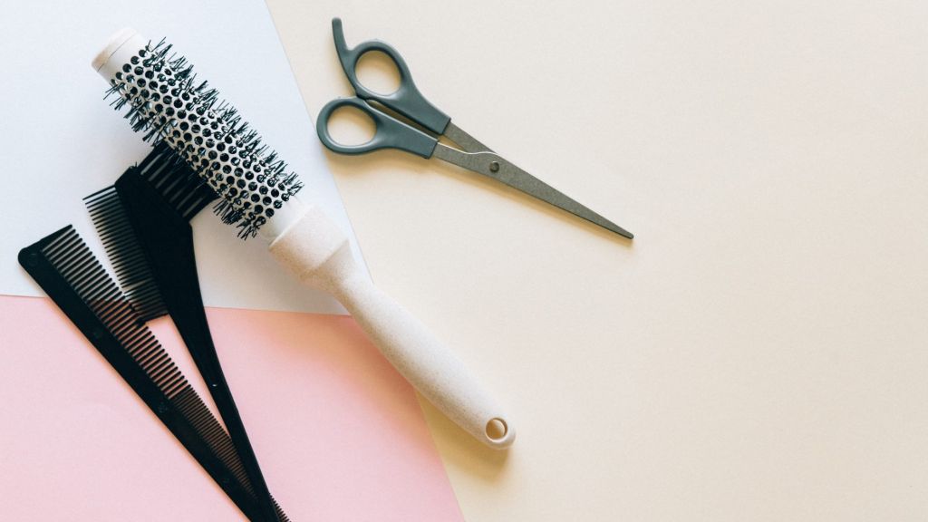 инструменты парикмахера: ножницы, расчески
