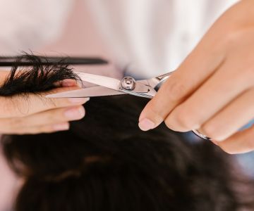 парикмахер стрижек кончики волос клиенту