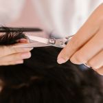 парикмахер стрижек кончики волос клиенту