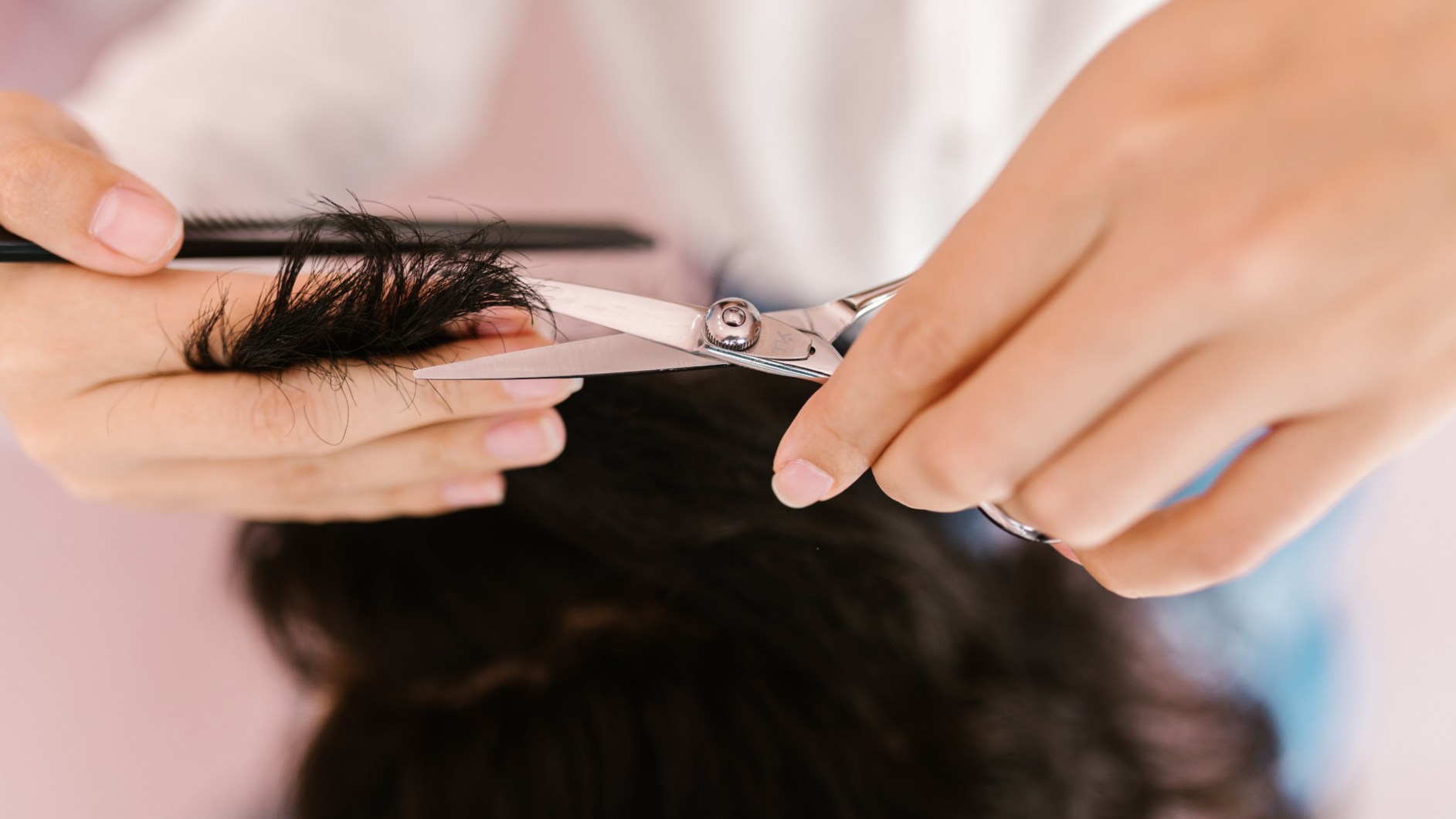 парикмахер стрижек кончики волос клиенту