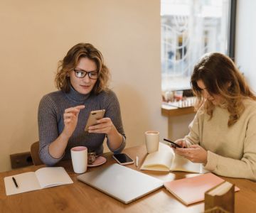 працівниці салону краси спілкуються з клієнтом через соцмережі