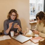 працівниці салону краси спілкуються з клієнтом через соцмережі