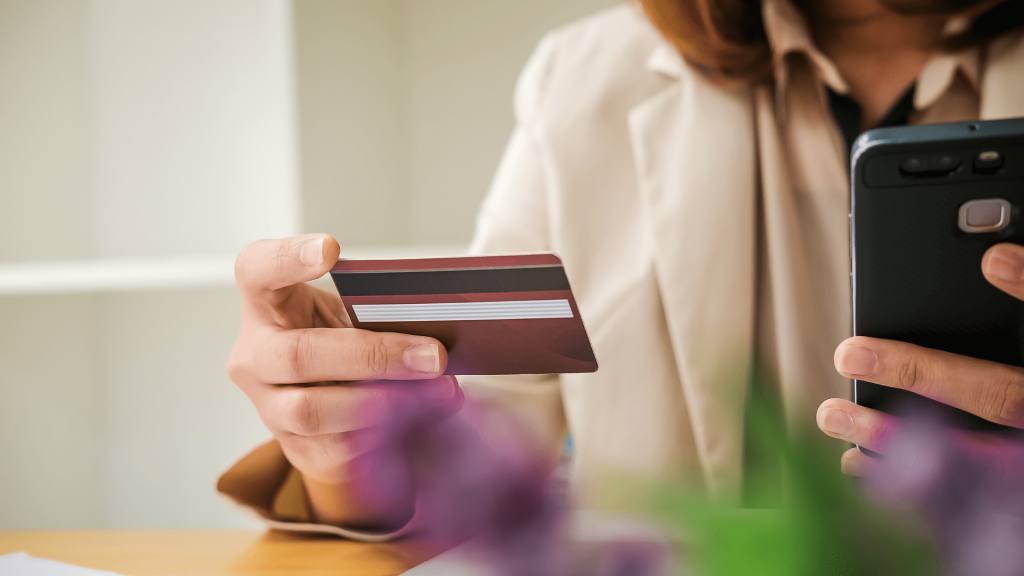 Дівчина здійснює передплату запису онлайн